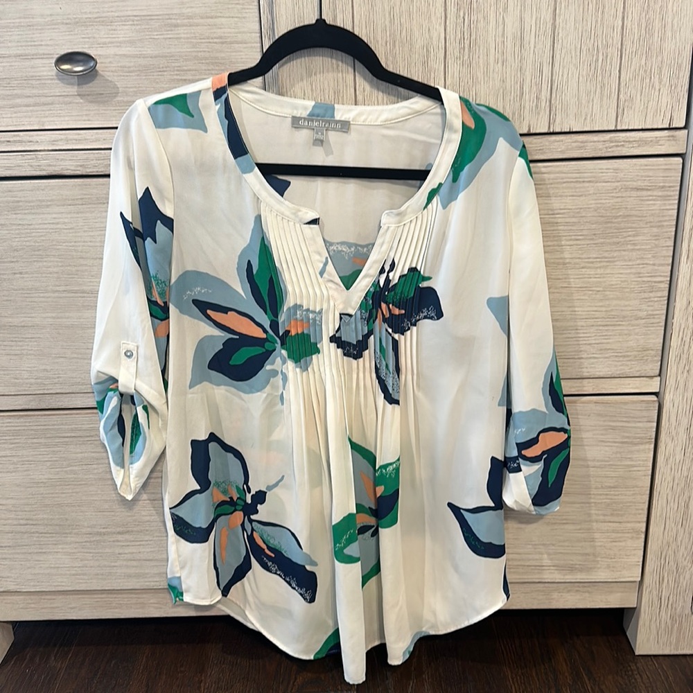 Maternity top.
